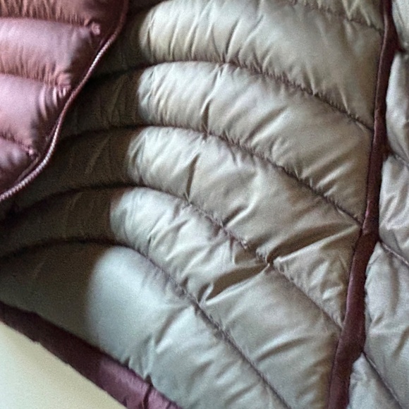 L.L.Bean Down Jacket in Eggplant Medium Petite - Picture 5 of 9